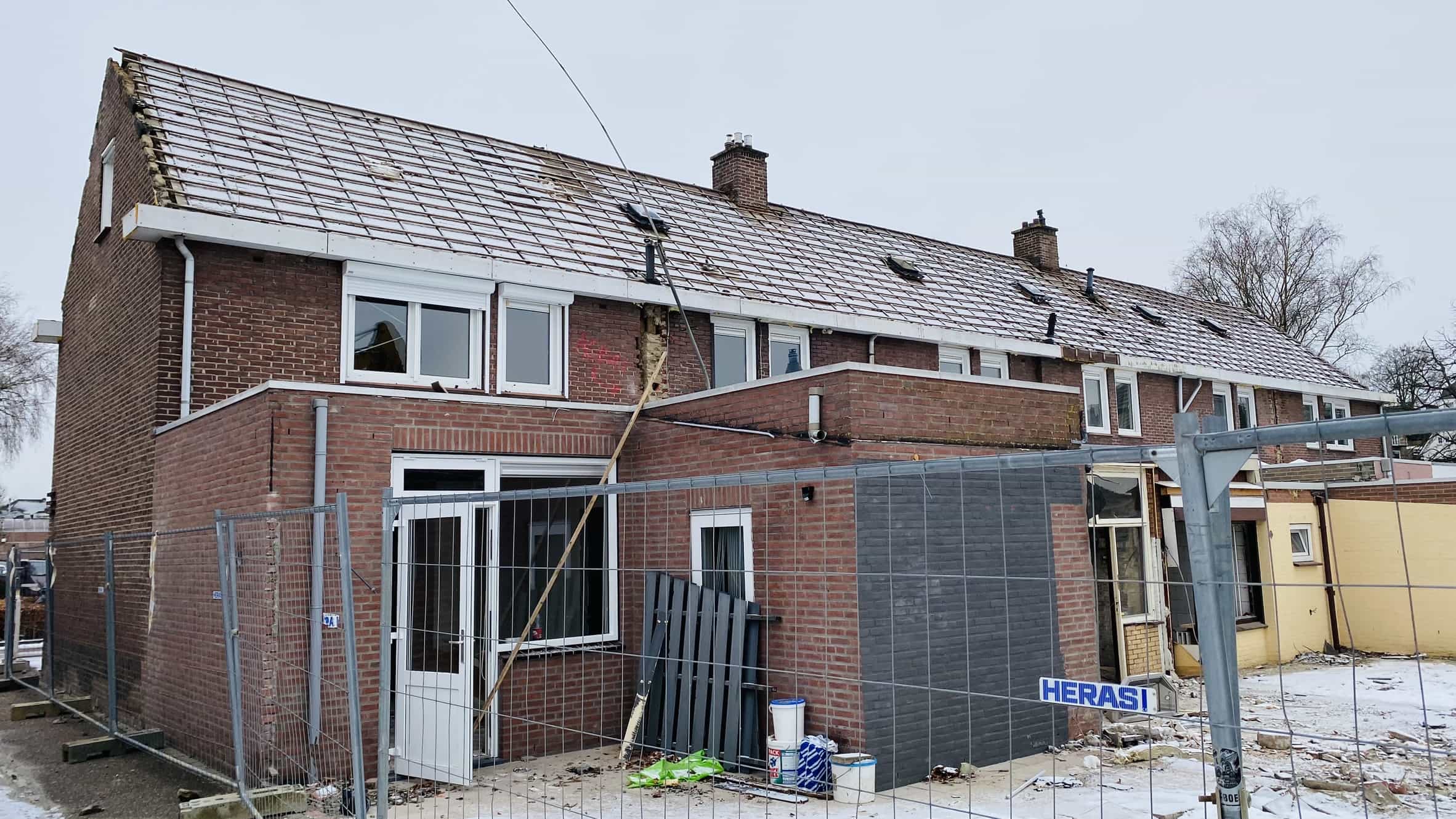 meerdere woningen in sneeuw