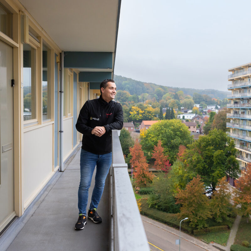 Dennis van krijtland wonen, Hij staat op een flatgebouw en kijkt om zich heen naar de omgeving