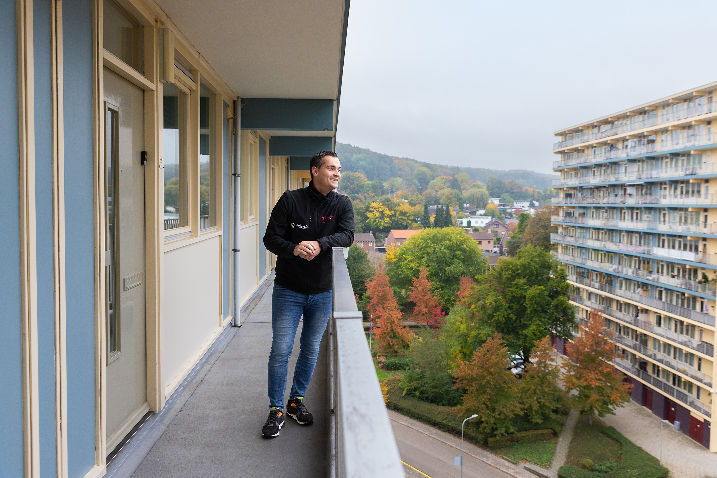 Dennis van krijtland wonen, Hij staat op een flatgebouw en kijkt om zich heen naar de omgeving